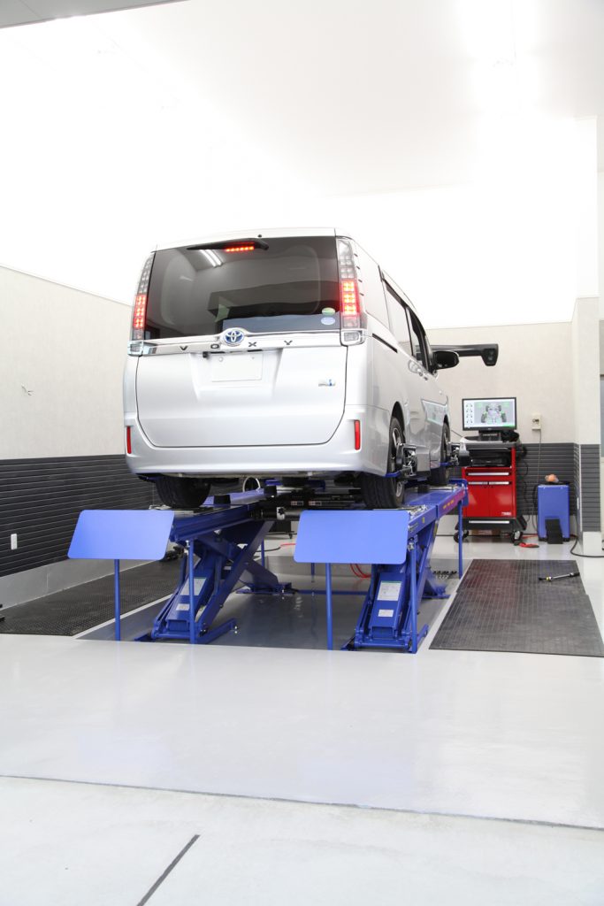 四輪アライメント風景