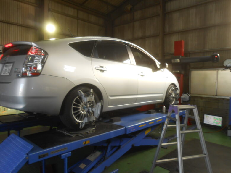 20　プリウス　1G増し締め　四輪アライメント