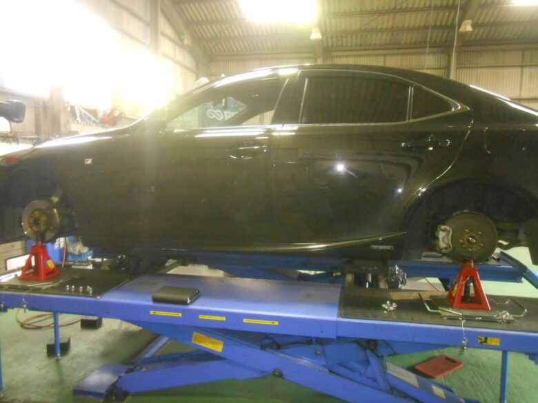 レクサス　IS300H　1G締め直し　四輪アライメント