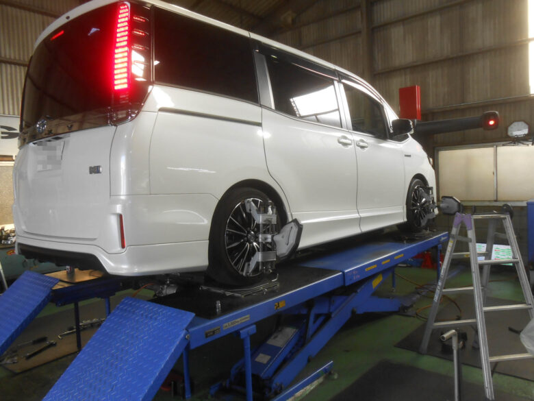 ZWR80　ヴォクシーハイブリッド　車高調整　1G増し締め　ローテーション　四輪アライメント
