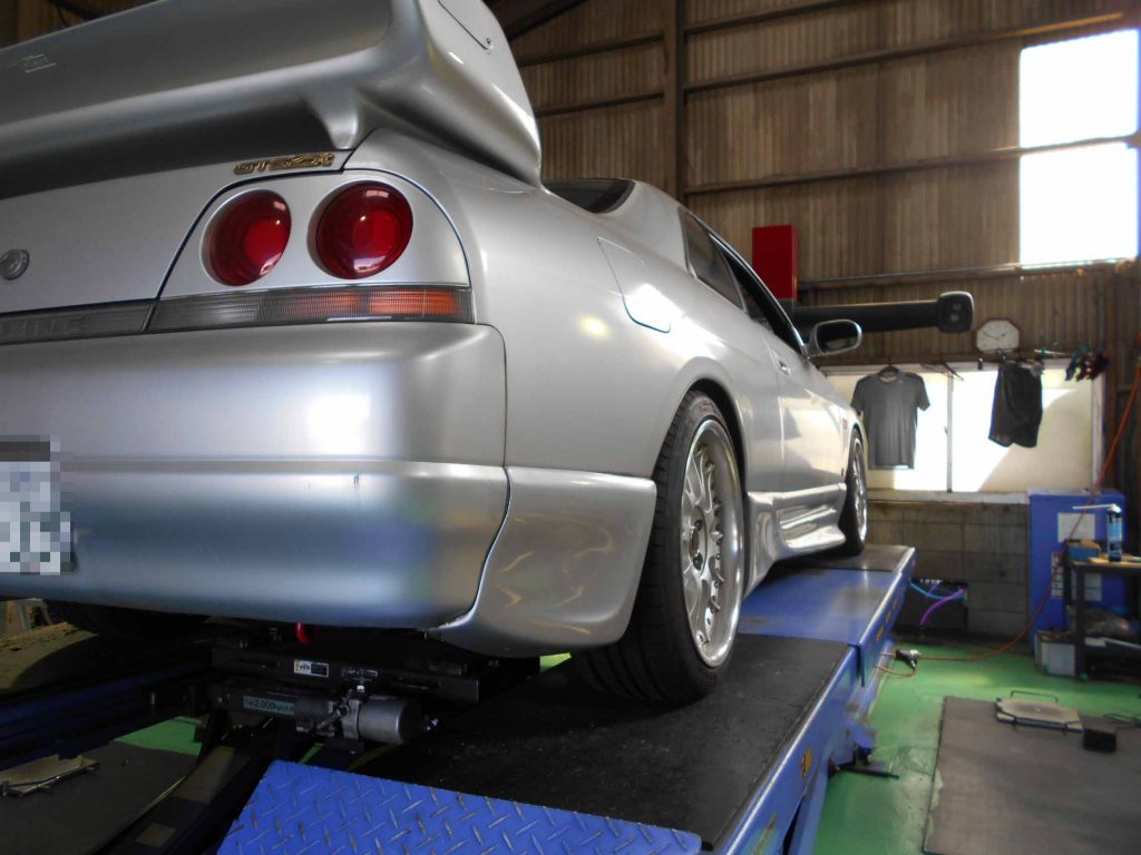 スカイライン　R33のリアハブボルト交換とフェンダー爪曲げ作業