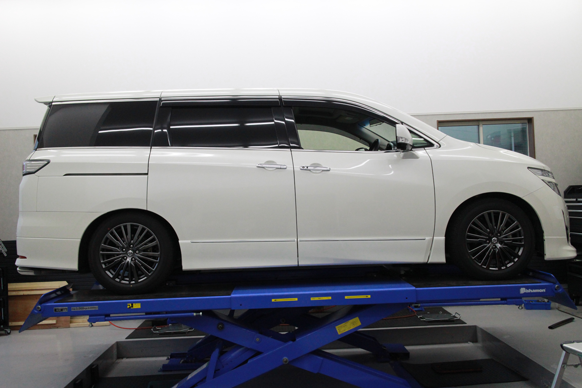 エルグラント　E52にHKS車高調の取り付けと四輪アライメント