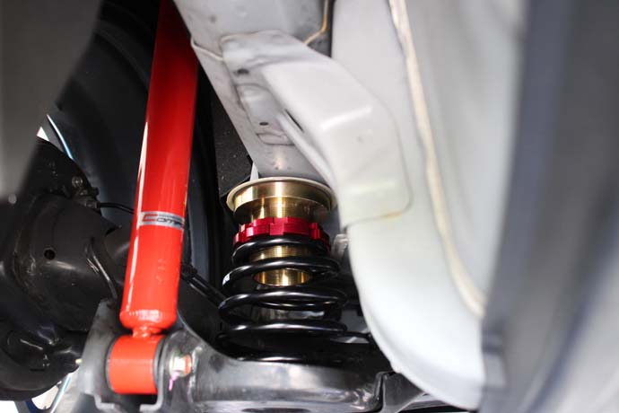 グレイス Gm4に車高調の取付と四輪アライメント カー用品持込取り付け専門店 フラットフィールド 四輪アライメント サスペンション交換