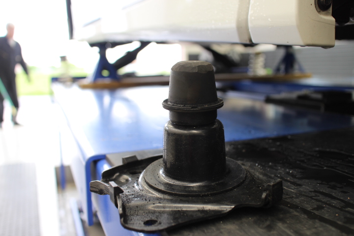 ヴェルファイア AGH30W 車高調の車高調整とバンプカット 四輪アライメント