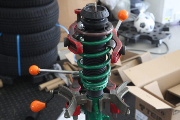 ノート HE12 TEIN車高調取り付けと四輪アライメント