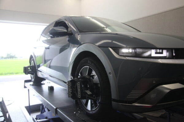 ヒョンデ IONIQ5 四輪アライメント