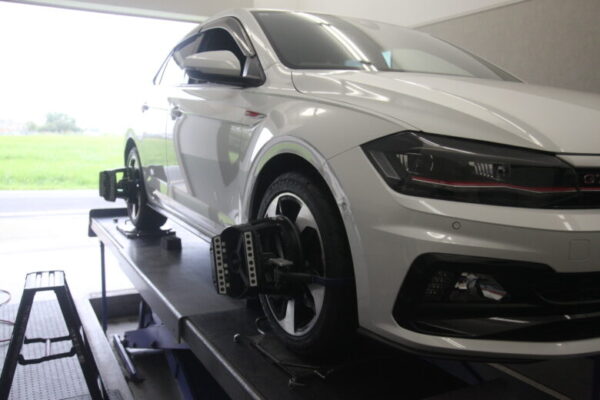 VW POLO タイヤ交換と四輪アライメント
