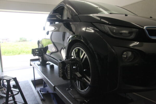 BMW i3 四輪アライメント