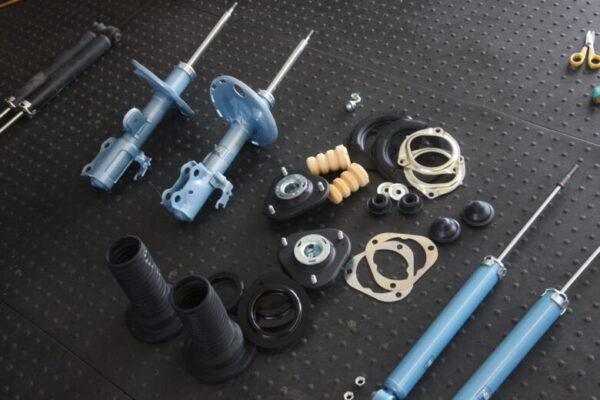 エスティマ ACR50W KYBショック交換と四輪アライメント