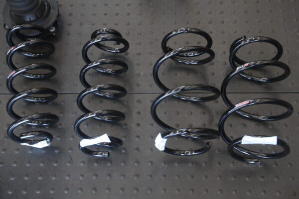 クラウンスポーツ  AZSH36W RS-Rダウンサス取り付けと四輪アライメント