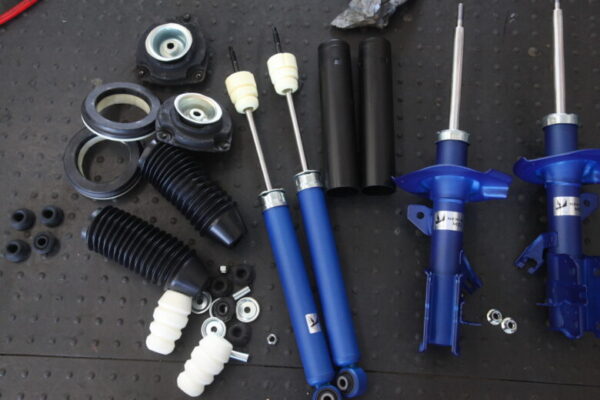 セレナ C26 KYB NEW SR MCショック取り付けと四輪アライメント