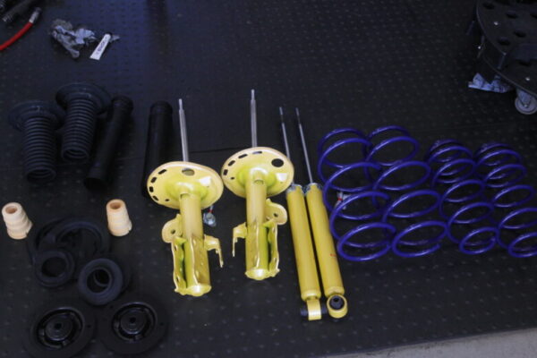 プリウス ZVW30 KYB ローファースポーツキット取り付けと四輪アライメント