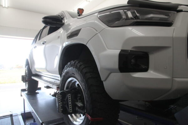 ハイラックス GUN125 1G締めと四輪アライメント