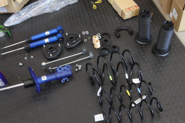 プリウス ZVW50 KYB NEW SRショック取り付けと四輪アライメント