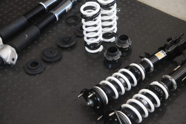 クラウンスポーツ AZSH36W HKS車高調取り付けと四輪アライメント