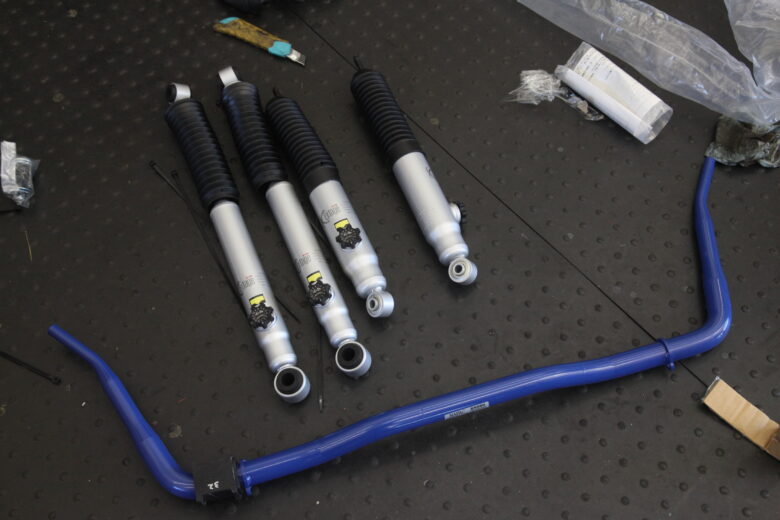 ハイエース GDH206V クスコスタビライザーとKYB エクステージショック