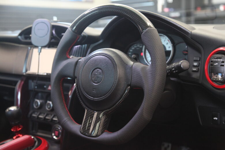 86 ZN6 スタビブッシュ交換とハンドル交換 四輪アライメント