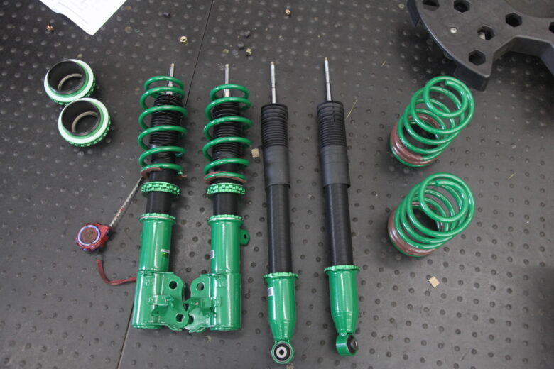 ヴェゼルハイブリッド RV5 TEIN車高調取り付けと四輪アライメント