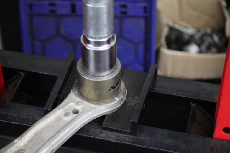 レヴォーグ VMG ロアアームブッシュ交換と四輪アライメント