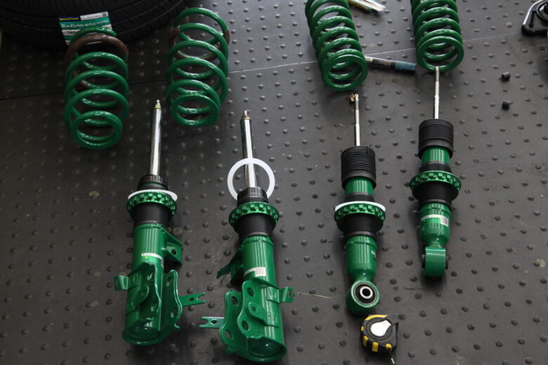 ジェイド FR4 TEIN車高調取り付けと四輪アライメント