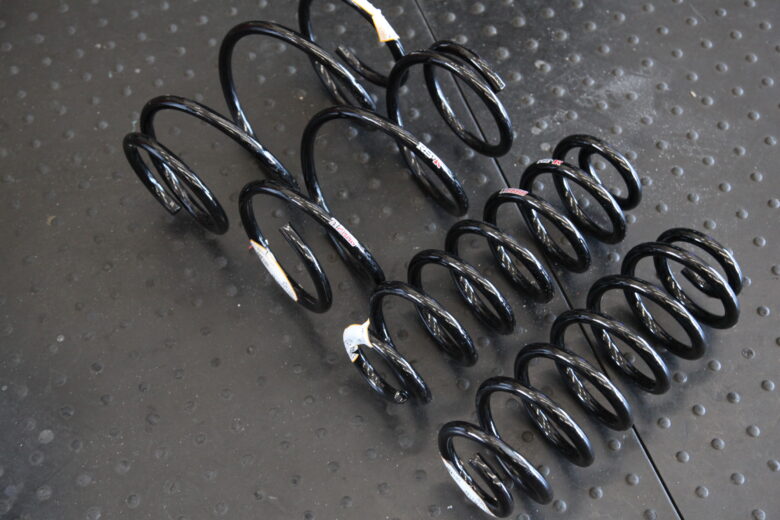 カローラツーリング ZWE215 RS-Rハーフダウン取り付けと四輪アライメント