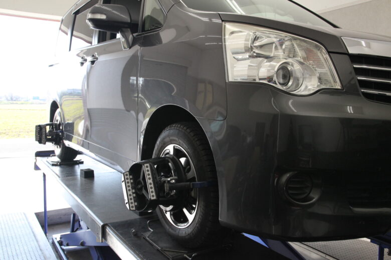 ノア ZRR70 1G締めと四輪アライメント