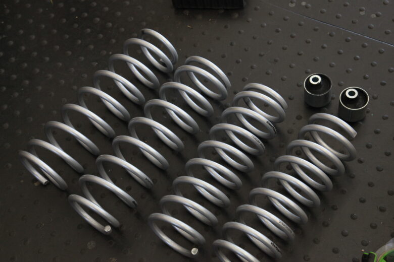 ジムニー JB74W ショーワガレージスプリング交換とキャスターブッシュ交換