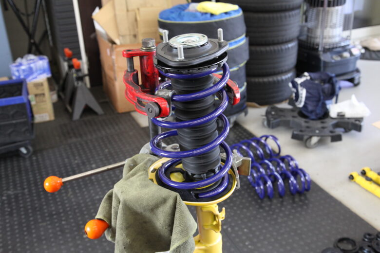 ノア ZWR80G KYBローファースポーツキット取り付けと四輪アライメント