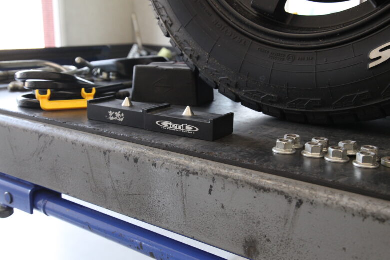 ハイエース TRH200V リア1インチブロックと四輪アライメント