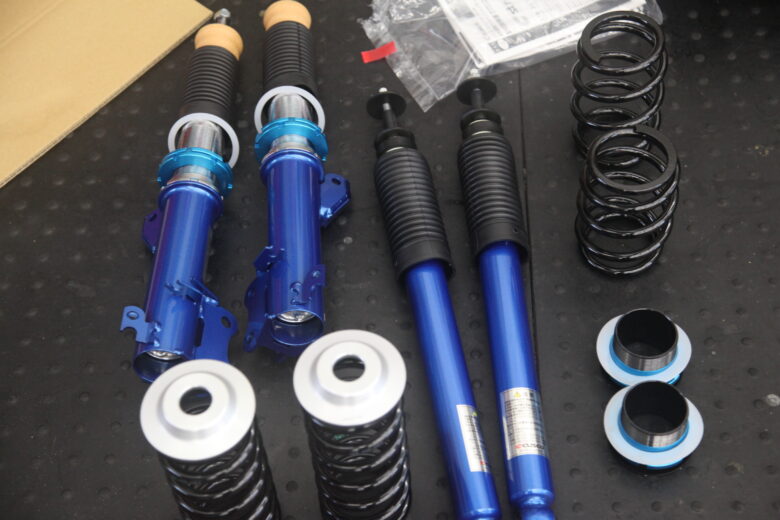 スイフトスポーツ クスコ車高調取り付けと四輪アライメント