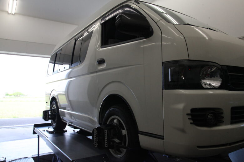 ハイエース TRH200K 四輪アライメント