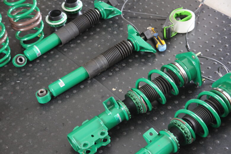 プリウス MXWH60 TEIN 車高調取り付けと四輪アライメント