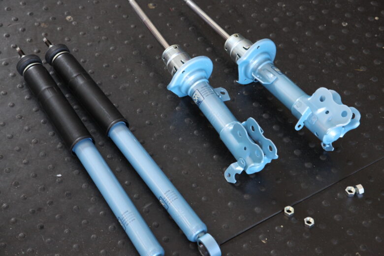 XBEE MN71S KYB NEW SR取り付けと四輪アライメント