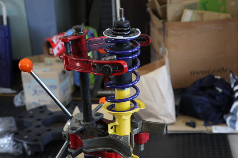 N-ONE JG3 KYBローファースポーツキット取り付けと四輪アライメント