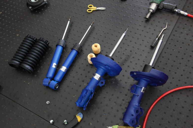 カローラスポーツ ZWE211 KYB NEW SR MCショック交換と四輪アライメント